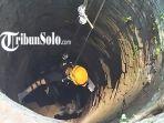 Proses-evakuasi-sapi-yang-nyemplung-ke-sumur-sedalam-12-meter-di-Sragen.jpg