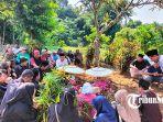 Proses-pemakaman-ayah-dan-anak-yang-jadi-korban-kecelakaan-di-Jalan-Solo-Semarang.jpg