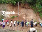 Proses-pembersihan-longsor-yang-menutup-jalan-desa.jpg