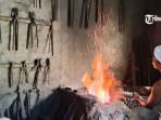 Proses-pembuatan-keris-oleh-empu-yang-mengenakan-kain-putih-dan-bertelanjang-dada-2.jpg