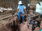 Proses-pembulatan-kayu-balok-jadi-gagang-sapu.jpg