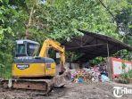 Proses-pemuatan-sampah-dari-TPS-Alas-Kethu-231.jpg