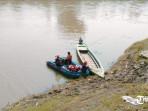 Proses-pencarian-dilakukan-dengan-cara-penyisiran-menggunakan-perahu-karet.jpg