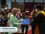 Prosesi-pemberian-ijazah-kepada-kakak-salah-satu-wisudawati-UNS-yang-meninggal-dunia.jpg