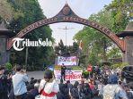 Puluhan-mahasiswa-UNS-lakukan-aksi.jpg