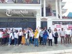 Puluhan-nasabah-mendatangi-rumah-ketua-BLN.jpg