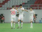 Ramadhan-Sananta-merayakan-gol-bersama-Lautaro-Bellegia-dan-Althaf-Indie.jpg
