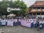 Ratusan-siswa-kelas-XII-SMKN-2-Solo-ditemani-wali-murid-gelar-aksi-demo-di-halaman-sekolah.jpg