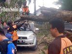 Relawan-dan-warga-Kecamatan-Jebres-membantu-evakuasi-mobil-milik-Agus-yan-pohon.jpg