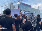 Ribuan-orang-eks-buruh-PT-Sri-Rejeki-Isman-Tbk-Sritex-menggelar-aksi-damai-di-depan-pabrik-Sritex.jpg