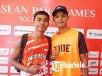 Ruli-Alkahfi-Mubarok-dan-guidenya-Sika-Buddin-usai-berhasil-meraih-medali-emas-di-nomor-4x100-meter.jpg