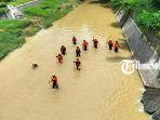 SAR-melakukan-susur-sungai-untuk-mencari-pemancing-yang-diduga-hanyut-di-Sungai-Garuda-Sragen.jpg
