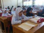 SISWA-SEDANG-BELAJAR-DI-KELAS-SD.jpg
