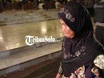 Samikem-lansia-asal-Wonogiri-saat-mengumpulkan-bunga-bekas-jamasan-pusaka.jpg