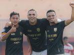 Samsul-Arif-Jaimerson-Xavier-dan-Ferdinand-Sinaga-merayakan-gol.jpg