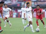 Samsul-Arif-dua-dari-kanan-coba-melepaskan-diri-dari-kawalan-pemain-Persija-Jakarta.jpg