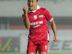 Samsul-Arif-melakukan-selebrasi-setelah-mencetak-gol.jpg