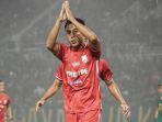 Samsul-Arif-menjebol-gawang-mantap-klubnya-Persebaya-Surabaya-persis.jpg