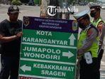 Satlantas-Polres-Karanganyar-dan-Dishub-Karanganyar-memasang-papan.jpg