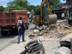 Satpol-PP-Kota-Solo-membongkar-sejumlah-bangunan-liar.jpg