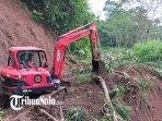 Sebuah-ekskavator-BPBD-Boyolali-beroperasi-di-lokasi-bencana-tanah-longsor-Minggu-2632023.jpg