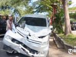 Sebuah-mobil-ojek-online-tertemper-KA-Batara-Kresna-2.jpg