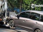 Sebuah-mobil-yang-parkir-di-area-steril-Piala-Dunia-U-17-diderek-Dishub-Solo-Senin-13112023.jpg