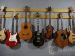Sejumlah-gitar-listrik-Syukey-Instruments-yang-dipajang-di-kawasan-Ciputat-Timur.jpg