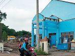 Sejumlah-pekerjaan-melakukan-pembongkaran-gedung-kantor-Desa-Kuwiran-Kecamata.jpg