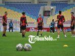 Sejumlah-pemain-Persis-tengah-melakukan-mini-game-dalam-official-training-di-Stadion-Manahan.jpg