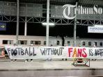 Sejumlah-suporter-Persis-Solo-membentangkan-spanduk-Football-without-fans.jpg