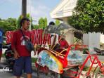 Sejumlah-tukang-becak-saat-ditemui-di-depan-Benteng-Vastenburg-2.jpg