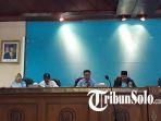Sekretaris-Senat-Akademik-UNS-Ari-Handono-Ramelan-saat-menyampaikan-nama-4-guru-besar-baru-UNS.jpg