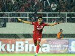 Selebrasi-pesepak-bola-Persis-Solo-Ramadhan-Sananta-usai-mencetak-gol.jpg