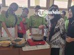 Seorang-guru-mengajari-siswa-SMPN-4-Solo-membuat-makanan-Jumat.jpg
