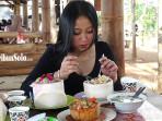 Seorang-pengunjung-tengah-menyantap-bakso-kelapa-muda-di-Bakso-Sera-Simo-Boyolali-Minggu-289.jpg