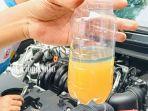 Seorang-pria-menunjukkan-botol-berisi-BBM.jpg