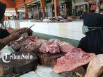 Seorang-warga-membeli-daging-sapi.jpg