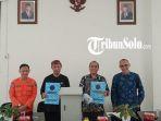 Serah-terima-alat-EWS-secara-simbolis-antara-FMIPA-ke-Pemkab-Karanganyar-di-BPBD-Karanganyar.jpg