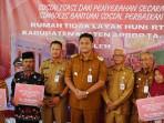 Simbolis-menyerahkan-bantuan-RTLH.jpg