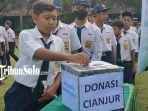 Siswa-SMPN-1-Kalikotes-Klaten-secara-bergantian-mendonasikan-uang-kepada-korban-gempa-Cianjur.jpg