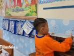 Siswa-kelas-1-A-SDN-Sondakan-Solo-saat-hendak-menyantap-Makan-Bergizi-Gratis.jpg