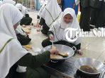 SiswaSMP-Islam-Al-Abidin-Surakarta-saat-memasak-corn-dog-dalam-ekskul-tata-boga.jpg
