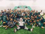 Skuad-Persebaya-Surabaya-saat-melakukan-perayaan-gelar-juara.jpg