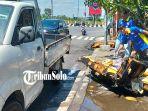 Sopir-dan-petugas-mengangkut-sofa-bekas.jpg