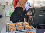 Sosok-Farida-Sanjaya-sang-guru-honorer-asli-Siswodipuran-Kabupaten-Bo-pizza-susu.jpg