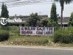 Spanduk-protes-buruh-terpasang-di-depan-Pabrik-Kusumahadi-Grup-tepatnya-di-Jalan-Solo-Tawangmangu.jpg