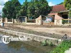 Spanduk-yang-menginformasikan-Kantor-Desa-Guwokajen-pindah-terpasang-di-depan-pagar.jpg