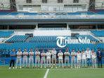 Staf-pelatih-dan-manajemen-Persis-Solo-berfoto-di-Stadion-Sultan-Ibrahim-home-base-JDT.jpg
