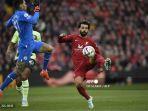 Striker-Liverpool-Mohamed-Salah-berjibaku-dengan-kiper-Manchester-City-Ederson.jpg